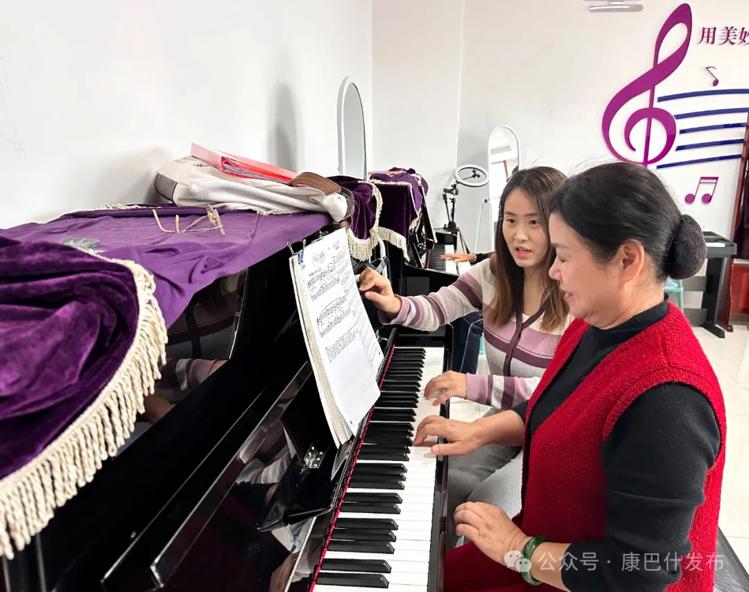 銀發(fā)鋼琴夢 老年大學里的音樂新篇章